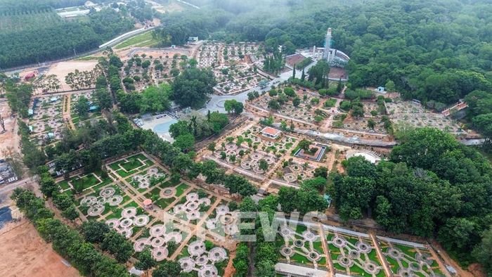 Nghĩa trang Liệt sĩ Đồi 82 là nơi an nghỉ của hơn 16.000 liệt sĩ đã anh dũng hy sinh trong các thời kỳ kháng chiến bảo vệ Tổ quốc. Ảnh: Giang Phương - TTXVN