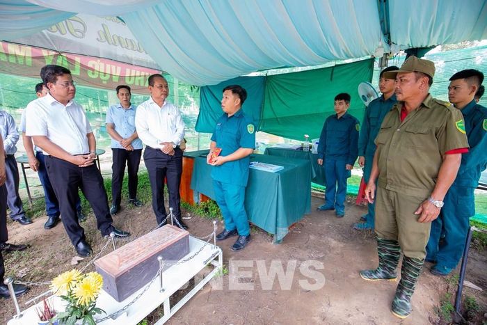 Sự quan tâm, động viên kịp thời góp phần khích lệ cán bộ, chiến sĩ và các lực lượng nỗ lực hoàn thành nhiệm vụ lấy mẫu ADN, sớm xác định danh tính các liệt sĩ. Ảnh: Giang Phương - TTXVN