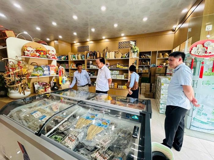 Đoàn công tác của Cục Quản lý và Phát triển thị trường trong nước đã khảo sát thực tế tại một số doanh nghiệp tiêu biểu.
