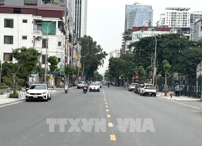 Sau khi hoàn thành, mặt cắt ngang tuyến đường được mở rộng lên 21m, gồm 15m lòng đường và hai vỉa hè rộng 3m mỗi bên. Ảnh: Quốc Lũy - TTXVN