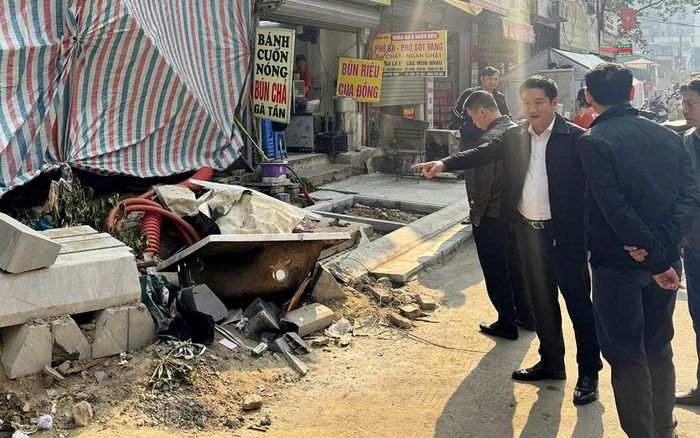 Lãnh đạo phường Thanh Xuân kiểm tra tiến độ dự án mở rộng đường Nguyễn Tuân. Ảnh: Nguyễn Tuân/TTXVN