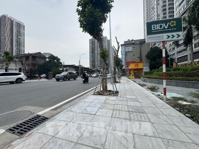 Các hạng mục liên quan đến hoàn thiện hạ tầng kỹ thuật, chỉnh trang vỉa hè, hệ thống chiếu sáng, cây xanh cũng đã được hoàn thiện. Ảnh: Quốc Lũy - TTXVN