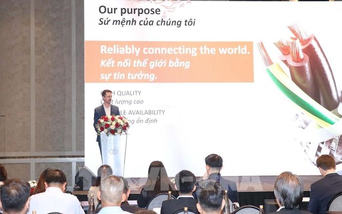 Đại diện LAPP chia sẻ thông tin về Tập đoàn. Ảnh: Tiến Lực - TTXVN