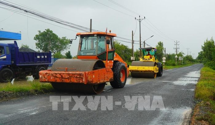 Máy móc lu nền đường, sửa chữa Quốc lộ 30, đoạn qua xã Tân Hộ Cơ. Ảnh: Nhựt An - TTXVN