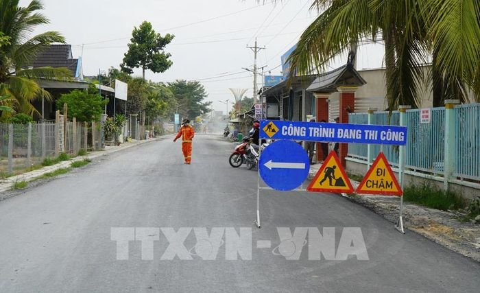 Nhà thầu đẩy nhanh tiến độ thi công Dự án sửa chữa Quốc lộ 30 đoạn qua ấp Gò Da, xã Tân Hồng. Ảnh: Nhựt An - TTXVN