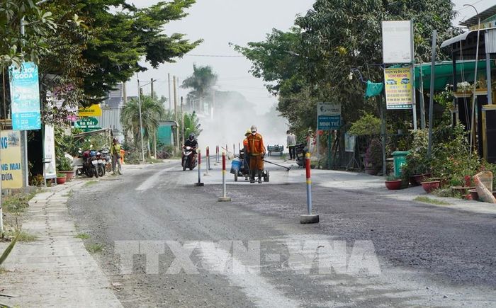 Nhà thầu cố gắng đẩy nhanh tiến độ thi công Dự án sửa chữa Quốc lộ 30 trên địa bàn xã Tân Hồng và Tân Hộ Cơ. Ảnh: Nhựt An - TTXVN