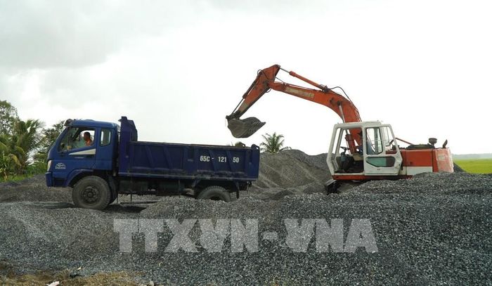 Nguồn đá đang khan hiếm là khó khăn lớn trong việc đảm bảo tiến độ thi công Dự án sửa chữa Quốc lộ 30 đoạn qua địa bàn xã Tân Hồng và Tân Hộ Cơ. Ảnh: Nhựt An - TTXVN