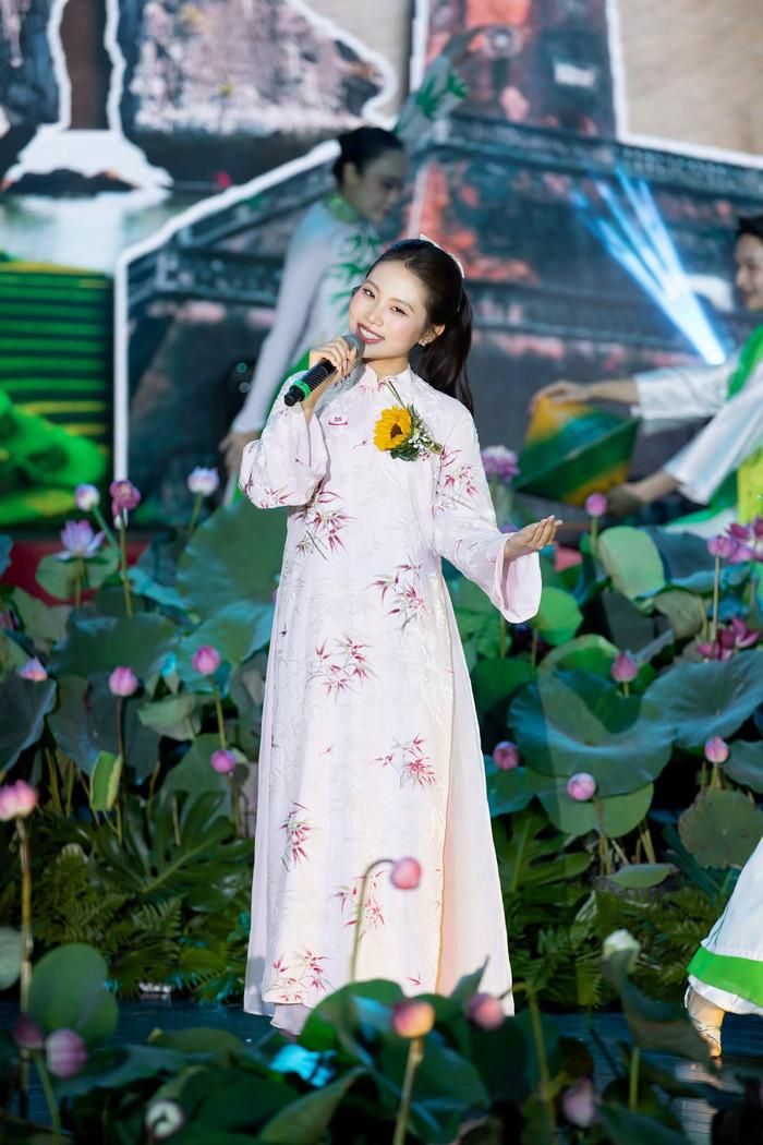 Phương Mỹ Chi tiếp tục khai thác chất liệu văn hóa dân tộc vào sản phẩm mới (Ảnh: FBNV).
