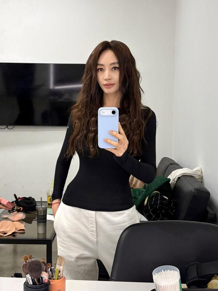 Kim Hye Soo khéo khoe nhan sắc xinh đẹp qua ảnh hậu trường. Ảnh: IGNV