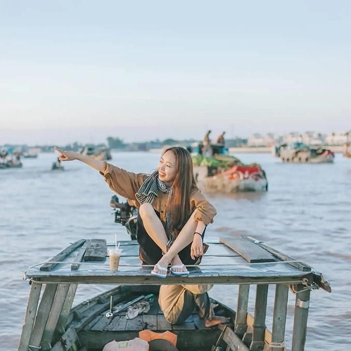 Du khách thưởng thức cafe sáng trên chợ nổi Trà Ôn. Ảnh: @thaonguyen