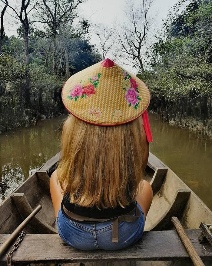 Du khách được người dân chèo ghe tam bản len lõi qua những con rạch. Ảnh: ivivu 