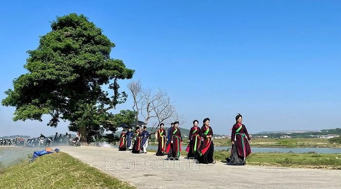 Liền anh, liền chị các làng Quan họ ven con sông Cầu (dòng sông chảy qua tỉnh Bắc Ninh) trảy hội xuân. Ảnh: Trần Phan/Báo Bắc Ninh