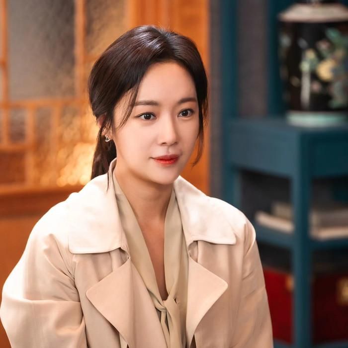 Hwang Jung Eum phản ứng lúng túng trong vài giây khi đồng nghiệp nhắc lại chồng cũ của cô. (Ảnh IGNV)