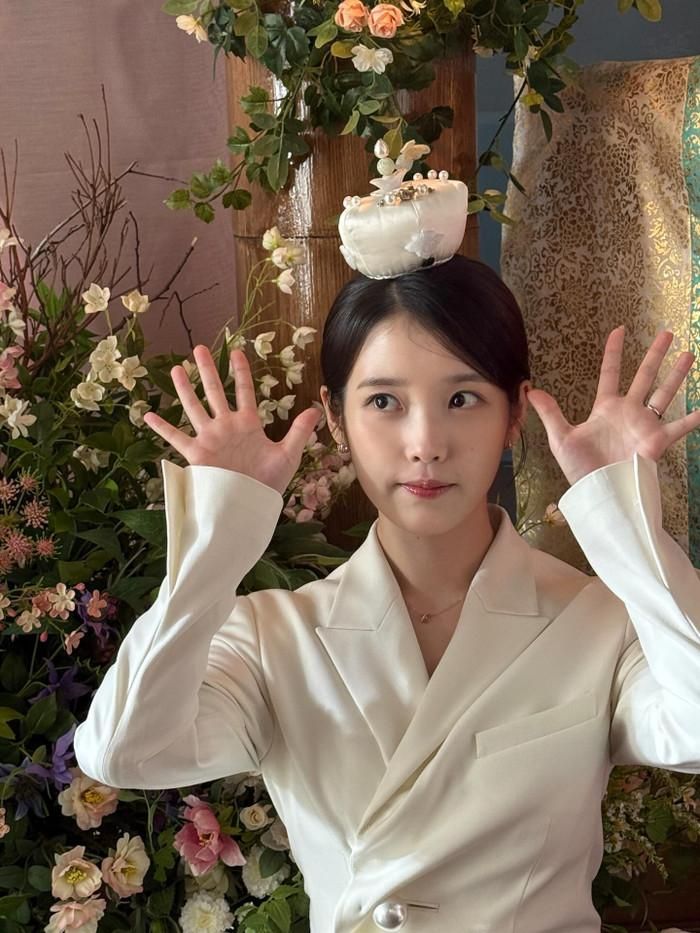 IU duy trì năng lượng lạc quan dù vừa chia tay, cũng như trải qua vấn đề sức khỏe. 