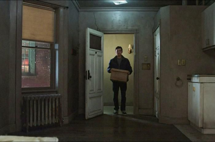 Peter Parker bắt đầu cuộc sống mới trong cô độc sau khi không còn ai nhớ đến danh tính của mình.