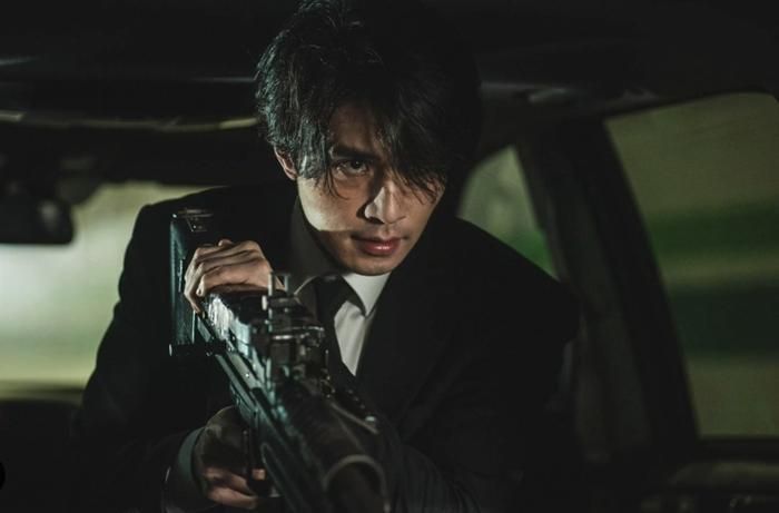 Lee Dong Wook tái xuất mạnh mẽ với vai Jung Jin Man trong Cửa Hàng Sát Thủ 2, ghi điểm nhờ những pha hành động và diễn xuất nội tâm.