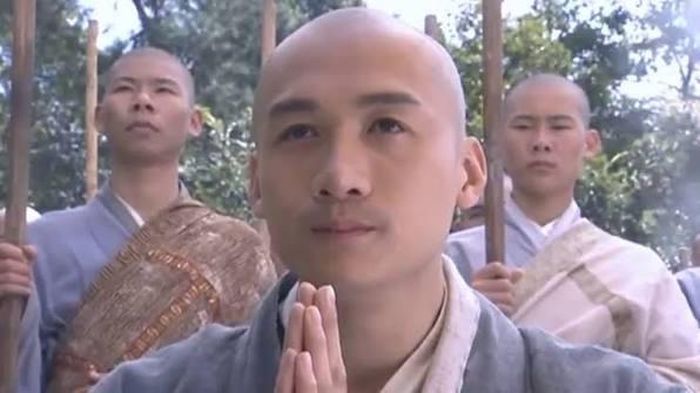 Hư Trúc là một tiểu hòa thượng hiền lành có cơ duyên trở thành chưởng môn đời thứ ba của phái Tiêu Dao nhờ phá thành công thế cờ Trân Long.