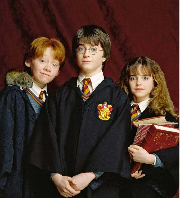 Daniel Radcliffe, Emma Watson và Rupert Grint trong phần phim mở đầu của loạt Harry Potter huyền thoại.