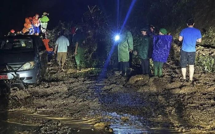Mưa lớn, sạt lở làm tê liệt quốc lộ 6, khu vực đèo Chiềng Pấc, xã Muổi Nọi, tỉnh Sơn La đêm 5/8 (Ảnh: Hoàng Đức).