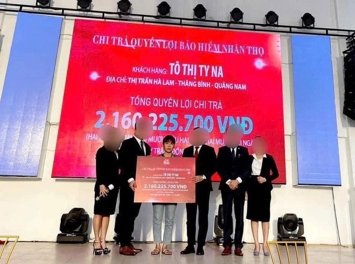 Hình ảnh Na nhận tiền bảo hiểm