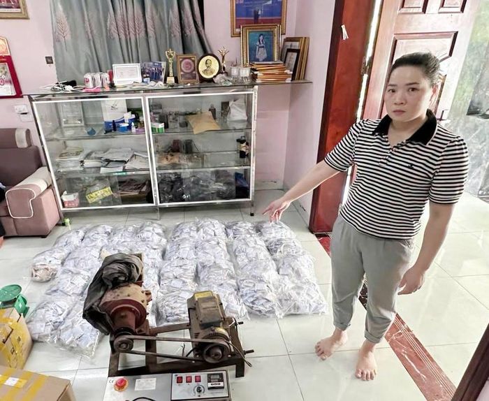 Lực lượng chức năng kiểm tra, thu giữ số lượng lớn thuốc Đông y đóng gói cùng máy móc, phương tiện phục vụ việc sản xuất. (Ảnh: Công an Hà Nội)