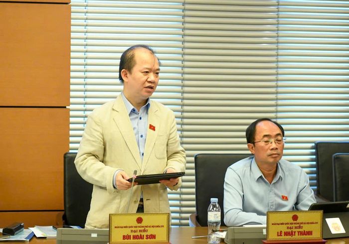 Đại biểu Bùi Hoài Sơn, Ủy viên thường trực Ủy ban Văn hóa và Xã hội của Quốc hội, phát biểu