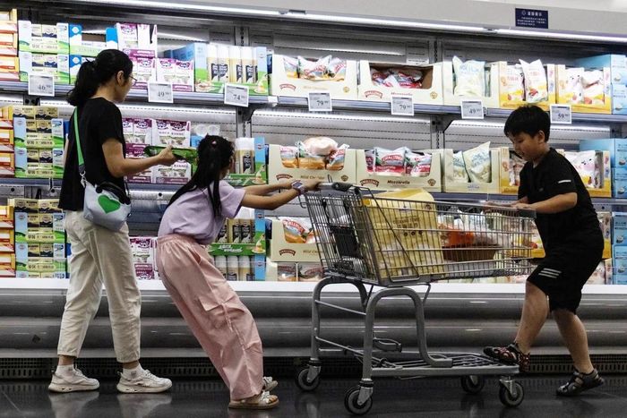 Gánh nặng tài chính khi nuôi con. Ảnh minh họa