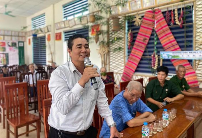 Người dân lắng nghe, tích cực trao đổi và đặt câu hỏi với báo cáo viên về các quy định của pháp luật, tạo không khí sôi nổi tại hội nghị