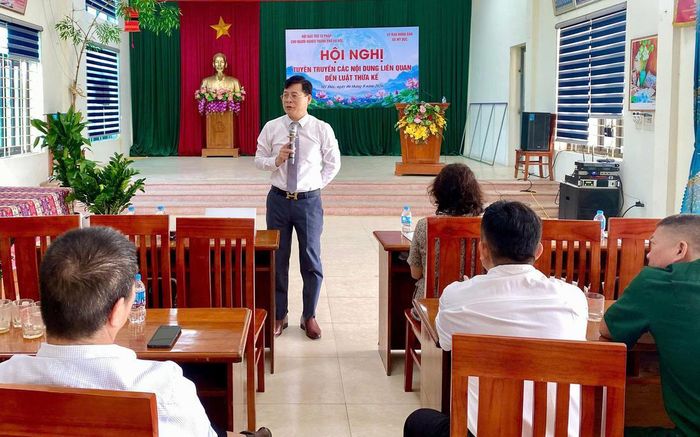 Luật sư Nguyễn Văn Hà phổ biến pháp luật về đất đai và thừa kế đến người dân