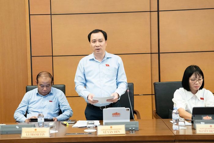 Đại biểu Vũ Văn Tiến, Ủy viên chuyên trách Ủy ban Văn hóa và Xã hội của Quốc hội, phát biểu