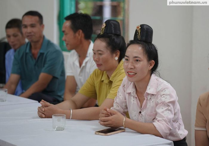 Chị Lò Thị Xuân (ngoài cùng, bên phải) chia sẻ tại buổi sinh hoạt CLB.