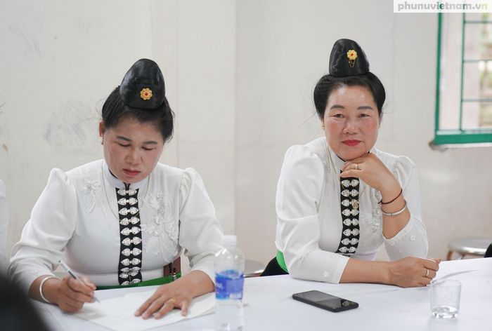 Chị Lường Thị Biên (bên phải), vợ anh Lường Văn Ngọc, tham gia sinh hoạt CLB.