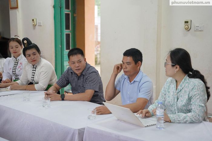 Anh Quàng Văn Hùng (áo kẻ) tham gia sinh hoạt CLB.