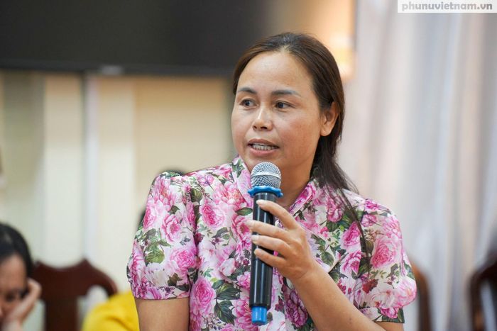 Bà Lê Thị Ngà, Phó Chủ tịch Ủy ban MTTQ Việt Nam xã, Chủ tịch Hội LHPN xã Thanh Nưa chia sẻ về hiệu quả của mô hình CLB Gia đình hạnh phúc.