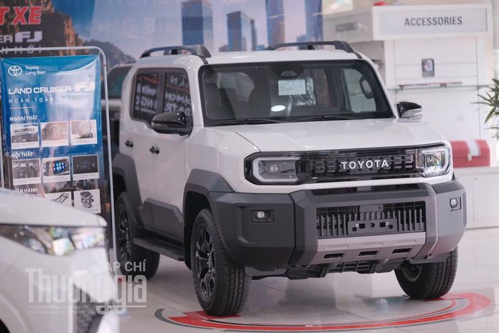 Giá bán 1,198 tỷ của Toyota Land Cruiser FJ tuy khó tiếp cận số đông khách hàng nhưng lại đặt vị thế trên tầm các đối thủ