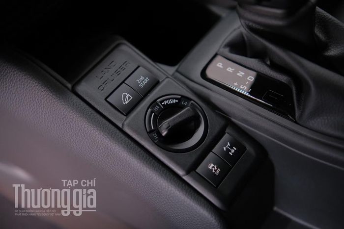 Hệ thống dẫn động bốn bánh 4WD cùng với khóa vi sai cầu sau mới là điểm nhấn trên Toyota Land Cruiser FJ