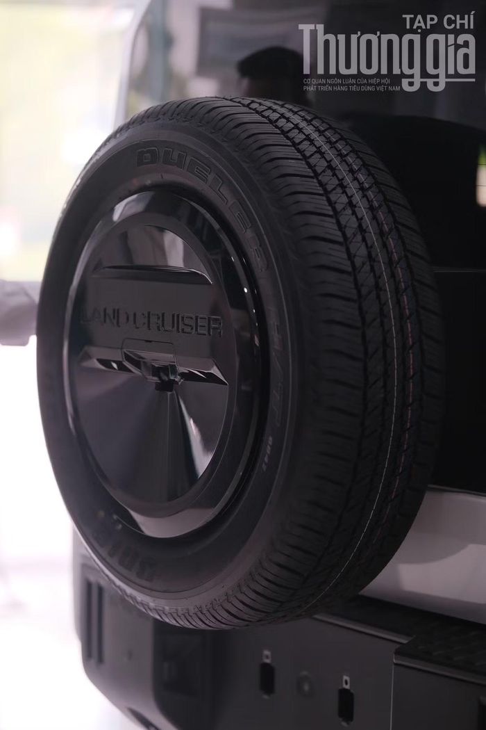 Với đầy đủ tiện nghi hiện đại và an toàn cùng khả năng offroad bền bỉ, Toyota Land Cruiser FJ tự định vị phân khúc "xe chơi" của riêng mình