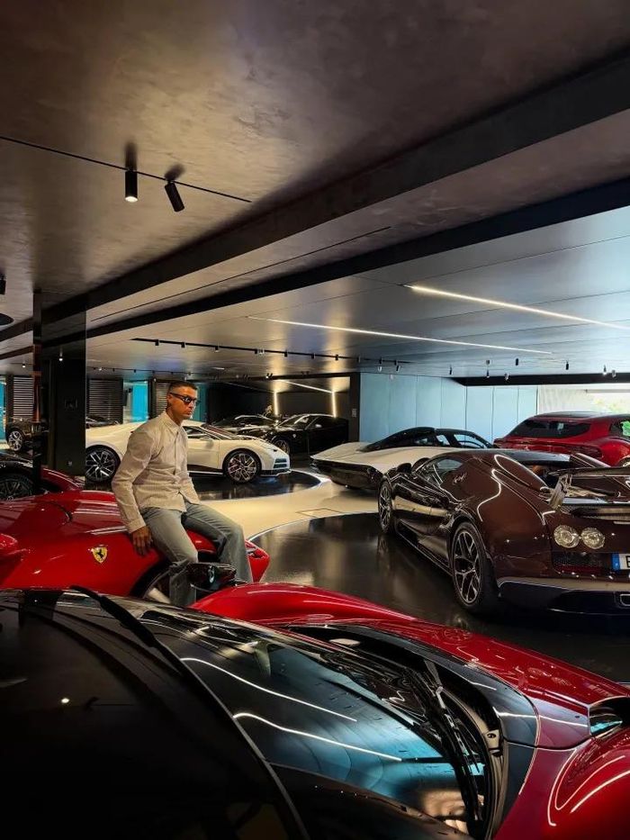 Cristiano Ronaldo đã chia sẻ ba bức ảnh về bộ sưu tập xe hơi đáng kinh ngạc của mình. Nguồn: instagram.com/cristiano