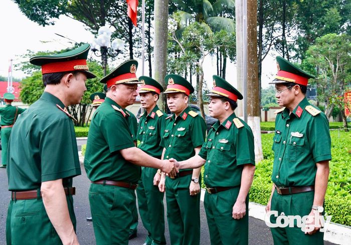 Thiếu tướng Phạm Bá Hiền, Tư lệnh Binh đoàn 16 chủ trì lễ đón tiếp Thượng tượng Nguyễn Quang Ngọc (Ảnh: Anh Đức)