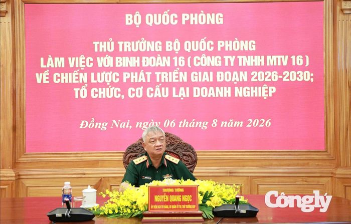 Thượng tướng Nguyễn Quang Ngọc, Ủy viên Trung ương Đảng, Thứ trưởng Bộ Quốc phòng chủ trì buổi làm việc với các cơ quan chức năng Bộ Quốc phòng và Binh đoàn 16. (Ảnh: Anh Đức)