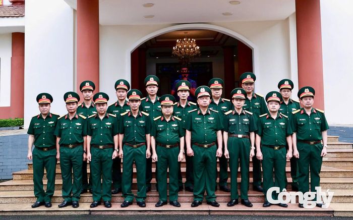 Các đại biểu chụp hình lưu niệm (Ảnh: Anh Đức)