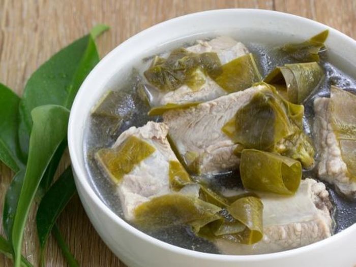 Tom Mu Chamuang (ต้มหมูชะมวง) đậm vị, trẻ nhỏ cũng có thể ăn. Ảnh: TAT