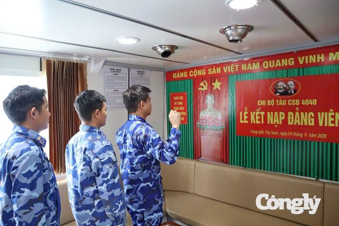 Đảng viên mới tuyên thệ