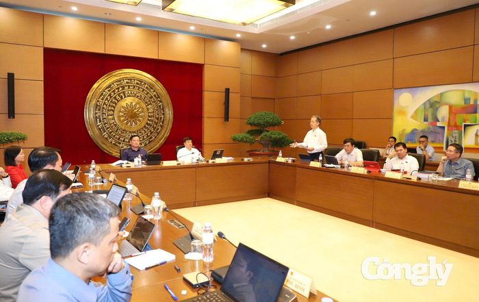 Các đại biểu Quốc hội thảo luận tại Tổ 7