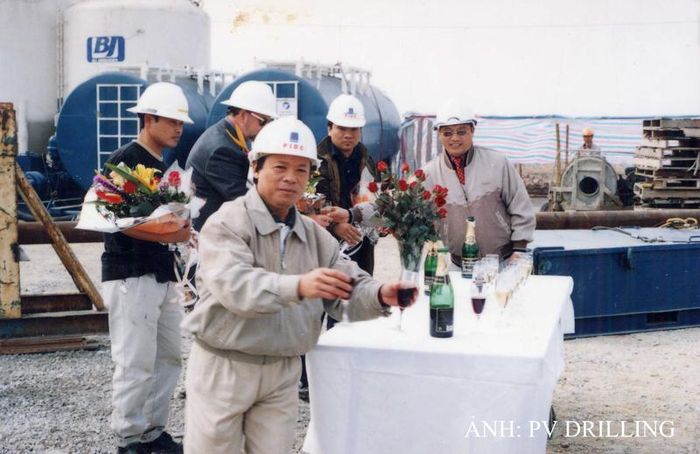 PV Drilling hợp tác với Century Drilling để triển khai chiến dịch khoan thăm dò của Công ty PIDC (tiền thân của PVEP) tại Bồn trũng Sông Hồng. 