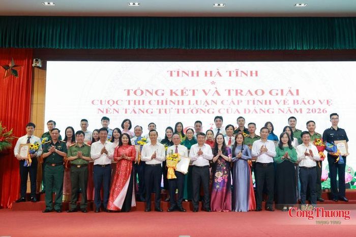 Các tác giả, nhóm tác giả nhận giải thưởng. 
