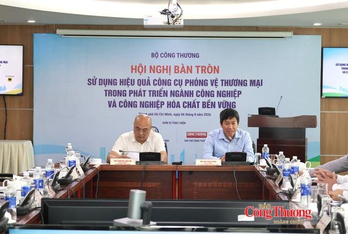 Lãnh đạo Cục Phòng vệ thương mại, Cục Hóa chất (Bộ Công Thương) chủ trì phiên thảo luận.