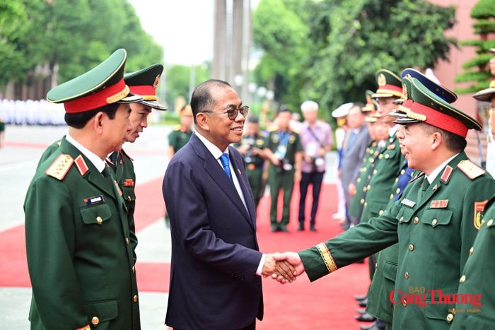 Bộ trưởng Quốc phòng Malaysia bắt tay chào các sĩ quan Quân đội nhân dân Việt Nam trong lễ đón.