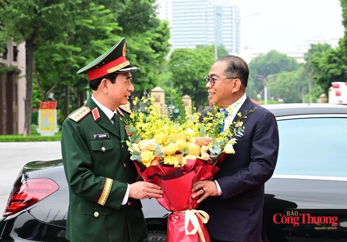 Đại tướng Phan Văn Giang tặng hoa chào mừng Bộ trưởng Quốc phòng Malaysia nhân chuyến thăm chính thức Việt Nam.