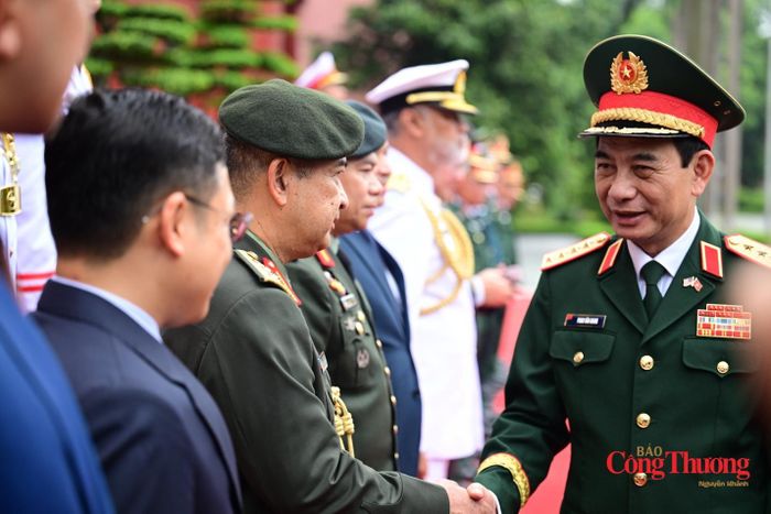 Đại tướng Phan Văn Giang chào mừng các sĩ quan đoàn Bộ Quốc phòng Malaysia.